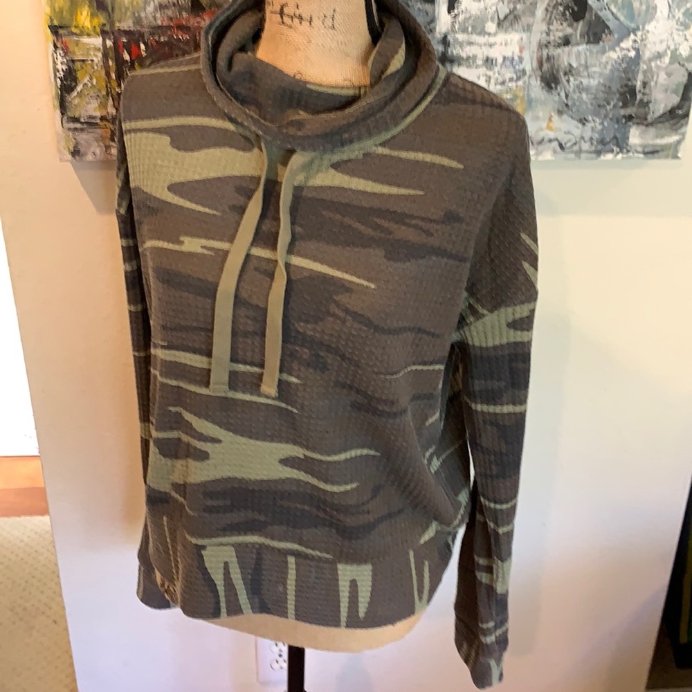 Camouflage casual light weight pullover (m)